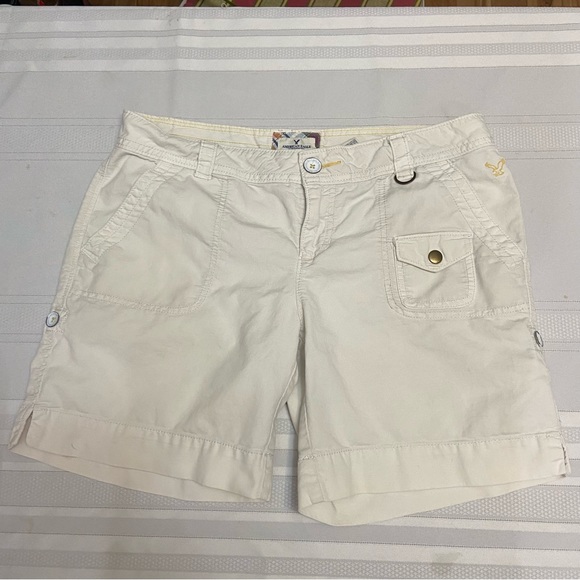 American Eagle Outfitters Womens Cream Shorts EUC size 8 - Picture 1 of 13